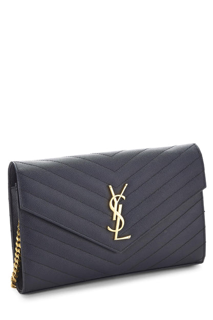 Yves Saint Laurent, Portefeuille enveloppe en cuir de veau grainé bleu marine sur chaîne (WOC), bleu