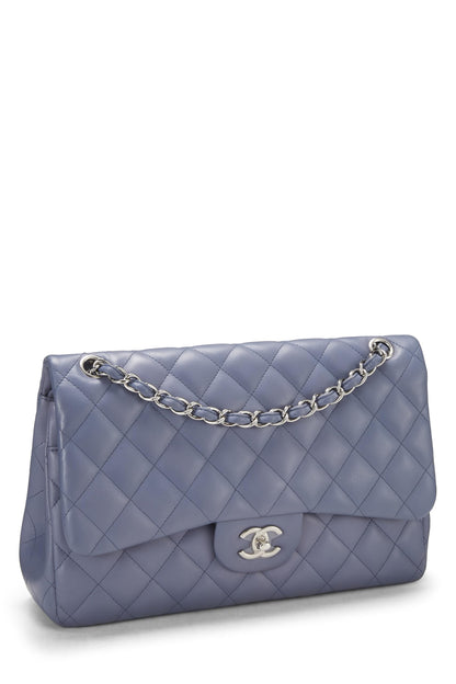 Chanel, Jumbo clásico con doble solapa y piel de cordero acolchada en color morado Pre-Loved, Púrpura