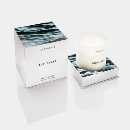 Bougie Echo Lake de Lake &amp; Skye - Collection de parfums végétaliens, base 100 % soja, sans cruauté (227 g), durée de combustion de 50 heures - Floral et boisé