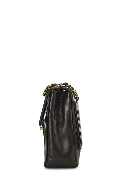 Chanel, Jumbo demi-rabat vertical en cuir d'agneau noir d'occasion, noir