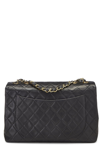 Chanel, Maxi sac à rabat demi-longueur en cuir d'agneau matelassé noir d'occasion, noir