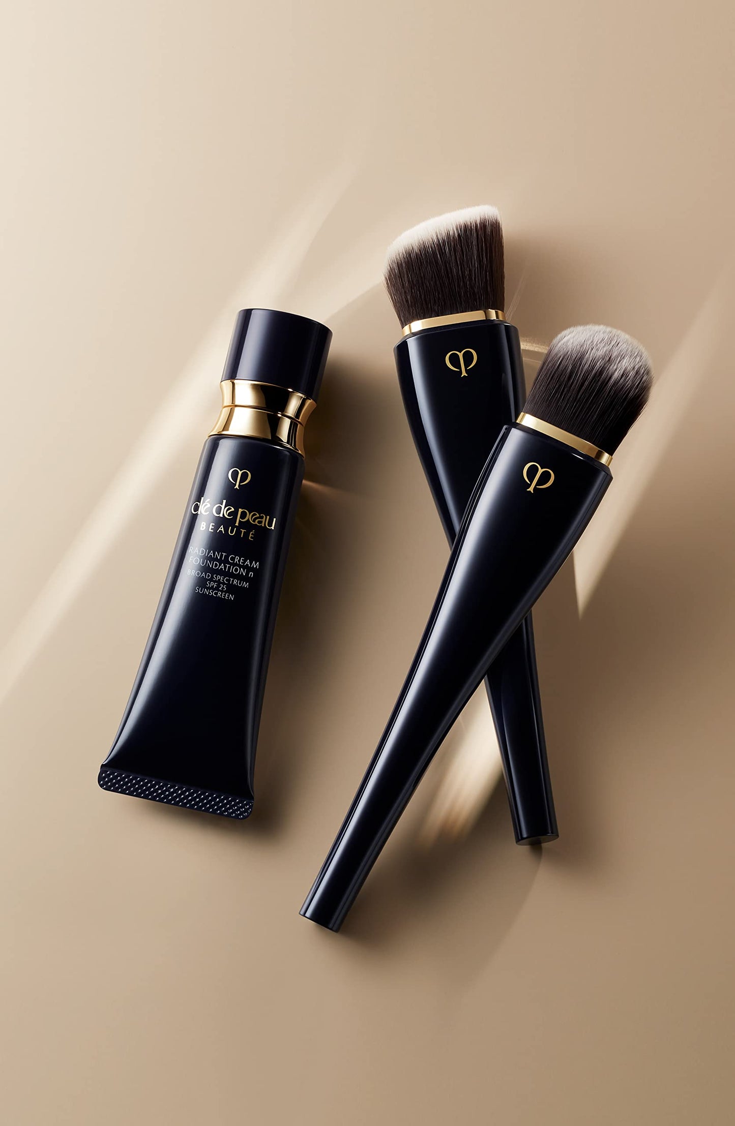 Clé de Peau Beauté, Radiant Cream Foundation SPF 25, B70