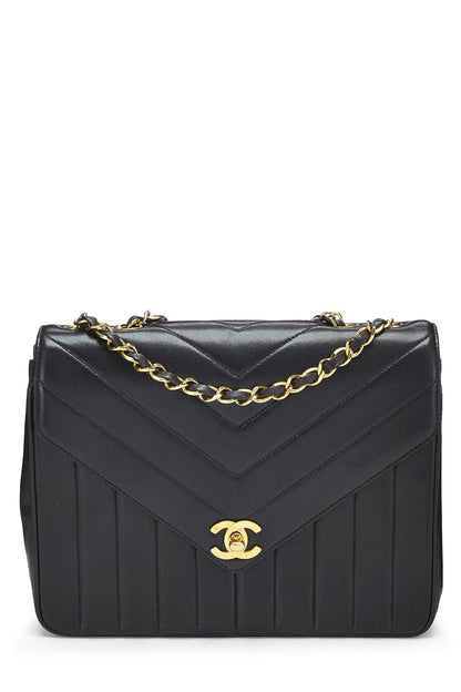 Chanel, petite enveloppe à rabat en cuir d'agneau noir à chevrons d'occasion, noir