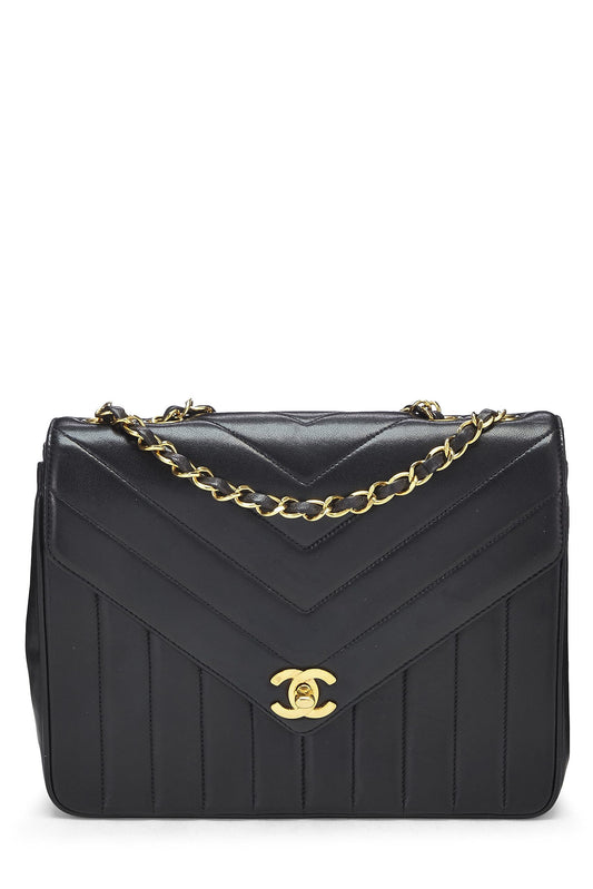 Chanel, Pre-Loved Black Chevron Lambskin Envelope Flap Small, Black