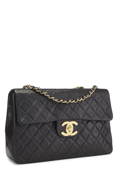 Chanel, Maxi sac à rabat demi-longueur en cuir d'agneau matelassé noir d'occasion, noir