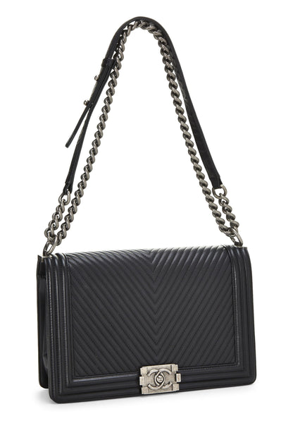 Chanel, sac Boy en cuir de veau noir à chevrons de taille moyenne, d'occasion, noir