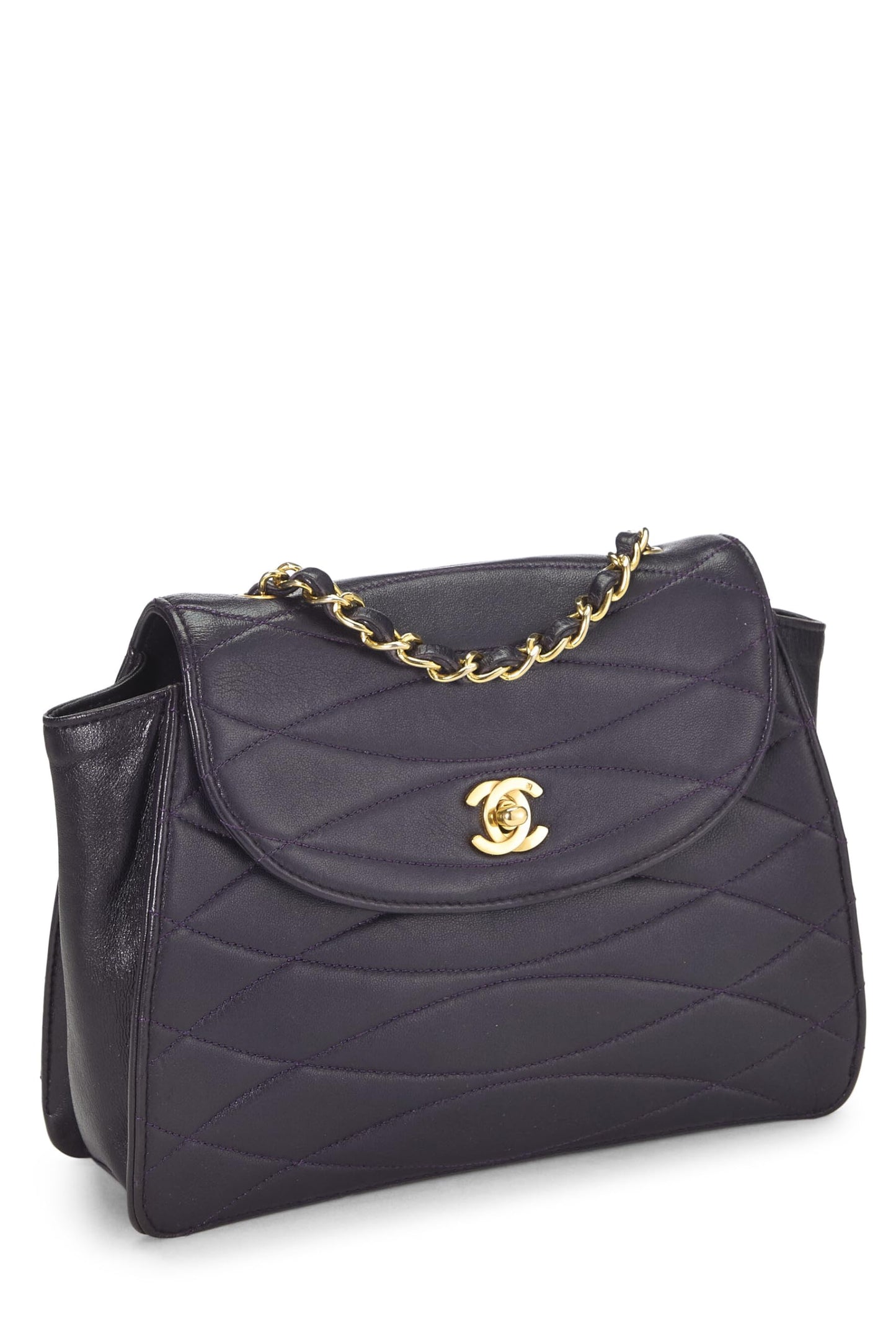 Chanel, Petit sac à rabat rond en cuir d'agneau matelassé violet d'occasion, violet