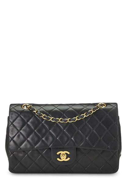 Chanel, Solapa doble clásica de piel de cordero acolchada negra Pre-Loved Mediana, Negro