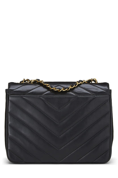 Chanel, Sobre pequeño con solapa en chevron de piel de cordero negra Pre-Loved, Negro