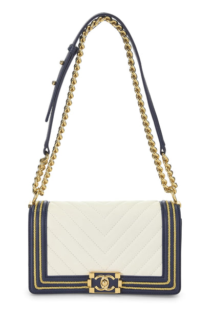 Chanel, sac Boy Medium en cuir de veau bleu marine à bordures en chevrons, d'occasion, bleu marine