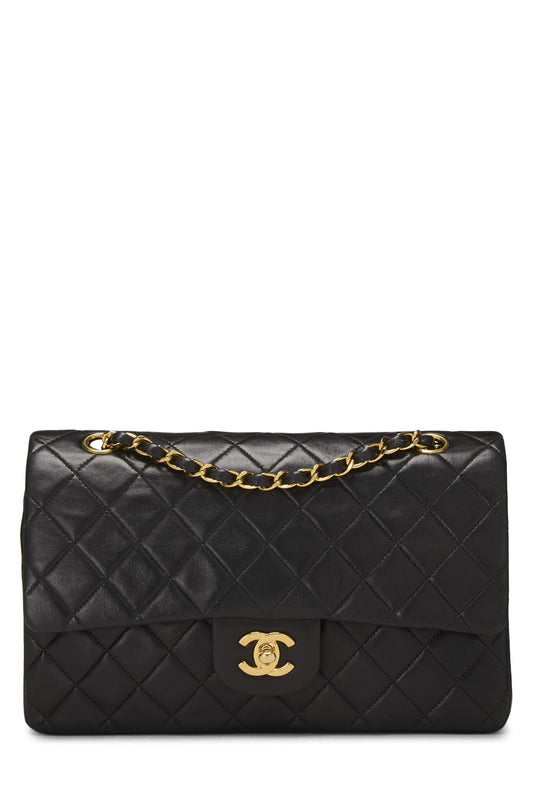 Chanel, sac à main classique à double rabat en cuir d'agneau matelassé noir de taille moyenne, noir