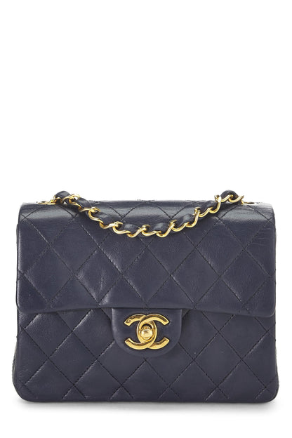 Chanel, Mini sac à rabat en cuir d'agneau matelassé bleu marine d'occasion, bleu marine