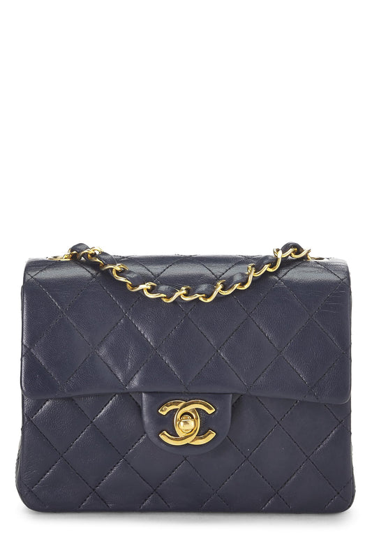 Chanel, Mini sac à rabat en cuir d'agneau matelassé bleu marine d'occasion, bleu marine