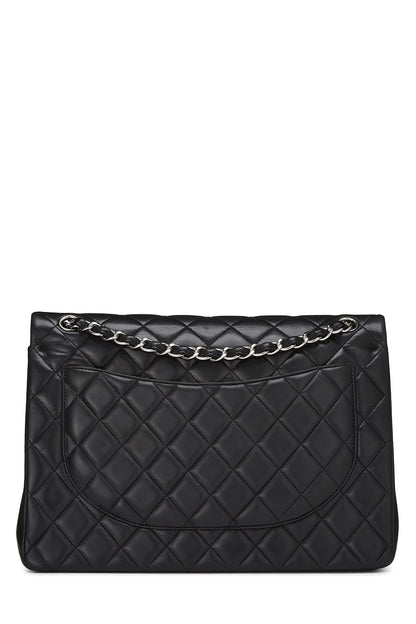 Chanel, Maxi classique à double rabat en cuir d'agneau matelassé noir d'occasion, noir