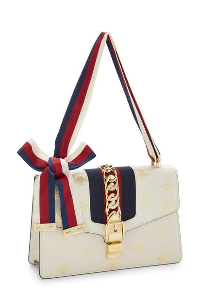 Gucci, petit sac à bandoulière Sylvie en cuir crème avec abeilles et étoiles, blanc