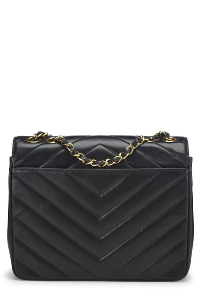 Chanel, Sobre pequeño con solapa de piel de cordero con chevron negro Pre-Loved, Negro