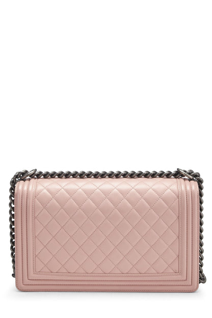 Chanel, sac Boy en cuir de veau matelassé rose d'occasion, grand modèle, rose