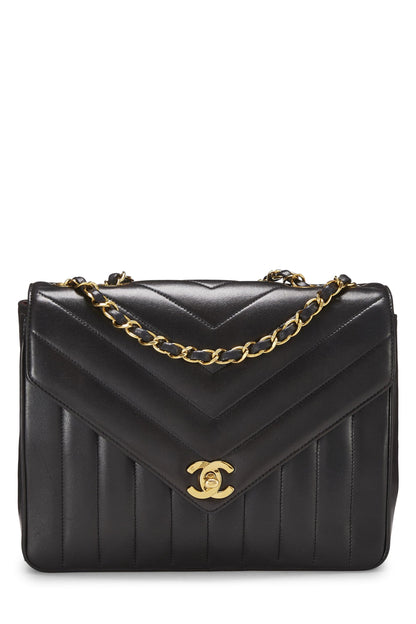 Chanel, Sobre pequeño con solapa en chevron de piel de cordero negra Pre-Loved, Negro