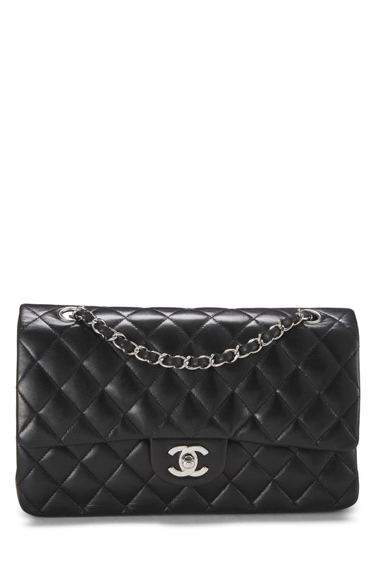 Chanel, sac à main classique à double rabat en cuir d'agneau matelassé noir de taille moyenne, noir