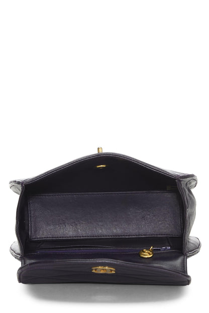 Chanel, Petit sac à rabat rond en cuir d'agneau matelassé violet d'occasion, violet