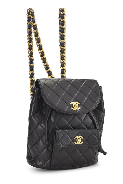 Chanel, sac à dos matelassé en cuir d'agneau noir de taille moyenne, d'occasion, noir