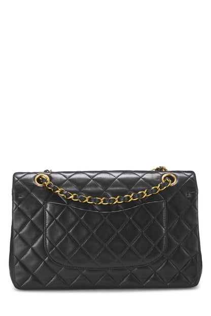 Chanel, Solapa doble clásica de piel de cordero acolchada negra Pre-Loved Mediana, Negro