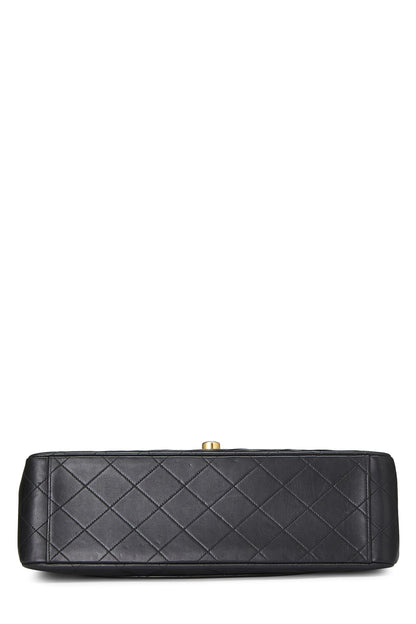 Chanel, Maxi sac à rabat demi-longueur en cuir d'agneau matelassé noir d'occasion, noir