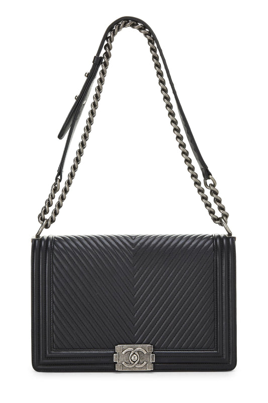 Chanel, sac Boy en cuir de veau noir à chevrons de taille moyenne, d'occasion, noir