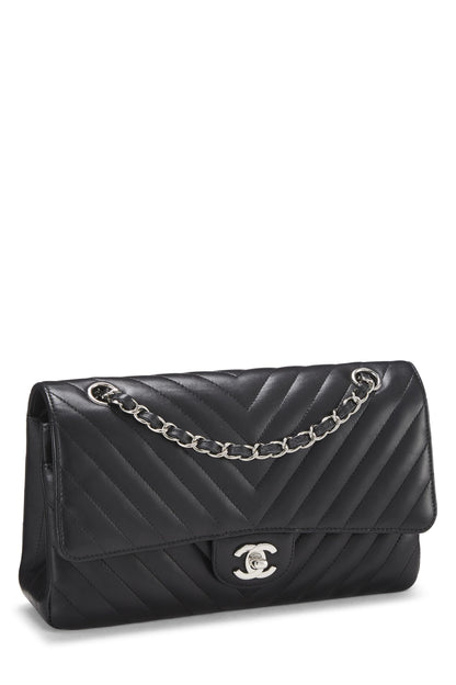 Chanel, sac à main classique à double rabat en cuir d'agneau à chevrons noir de taille moyenne, noir