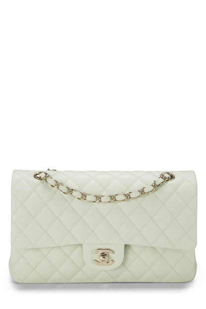 Chanel, sac à main matelassé vert caviar classique à double rabat de taille moyenne, vert