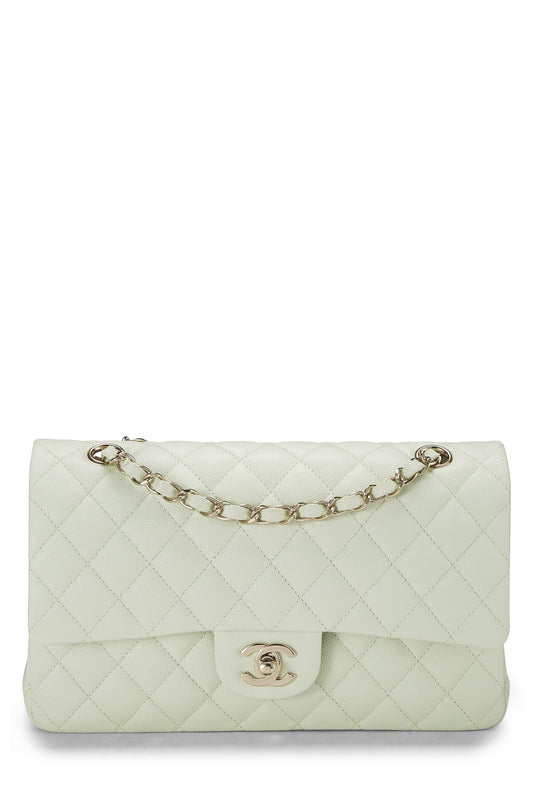 Chanel, sac à main matelassé vert caviar classique à double rabat de taille moyenne, vert