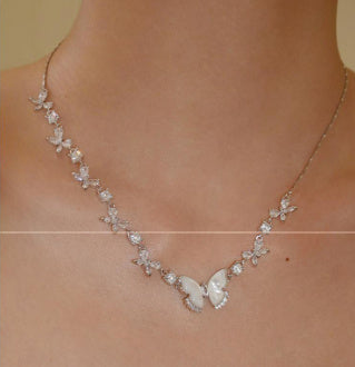 Collier papillon coquillage blanc diamant chaîne clavicule