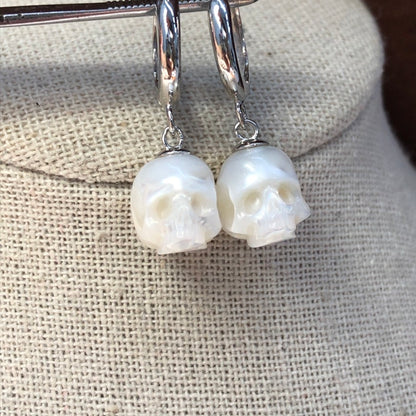 Pendientes de plata de ley con calavera y perlas de agua dulce