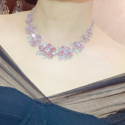 Ensemble de quatre bagues avec collier, boucles d'oreilles, bracelet et fleur en zircone