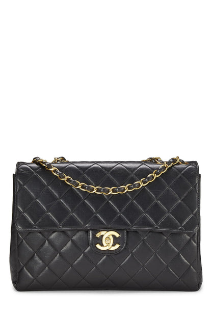 Chanel, Jumbo con media solapa acolchada de piel de cordero negra Pre-Loved, Negro