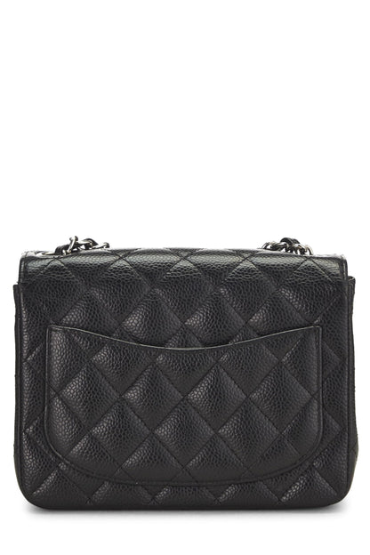 Chanel, Mini mini con solapa cuadrada clásica de caviar acolchado negro Pre-Loved, Negro