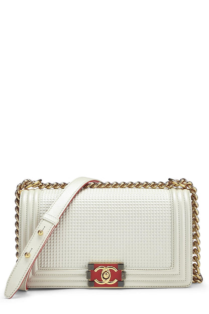 Chanel, sac à main Boy en cuir gaufré cube blanc de taille moyenne, d'occasion, blanc