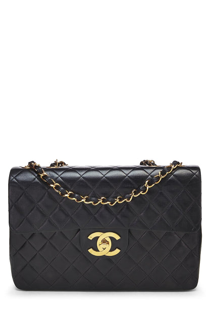 Chanel, Maxi sac à rabat demi-longueur en cuir d'agneau matelassé noir d'occasion, noir