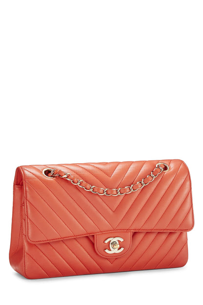 Chanel, sac à main classique à double rabat en cuir d'agneau à chevrons orange de taille moyenne, noir