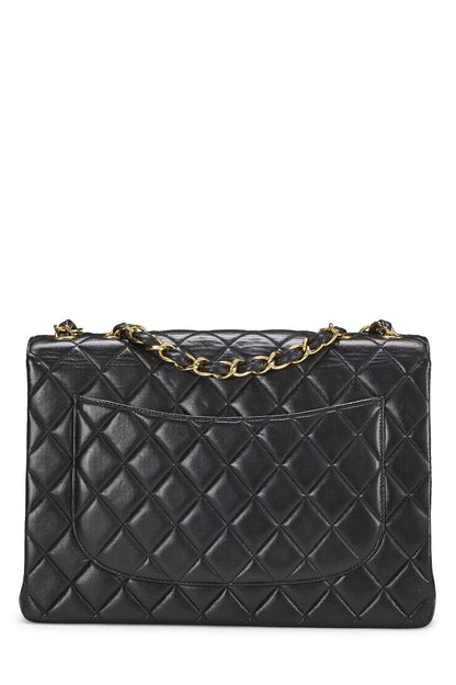 Chanel, Jumbo demi-rabat en cuir d'agneau matelassé noir d'occasion, noir