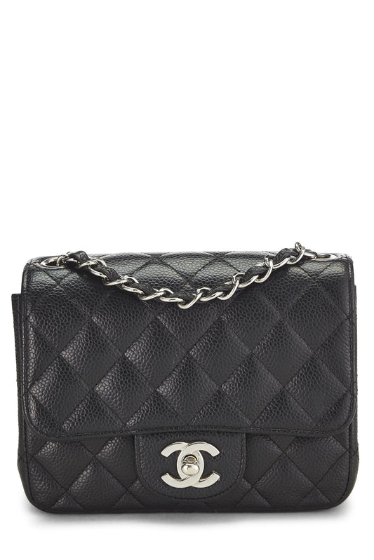 Chanel, Mini mini con solapa cuadrada clásica de caviar acolchado negro Pre-Loved, Negro