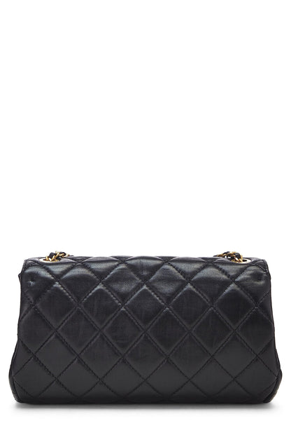 Chanel, petit sac à rabat en cuir d'agneau matelassé noir d'occasion, noir