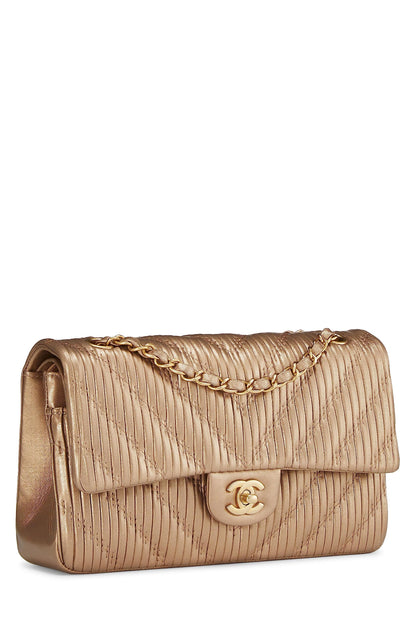 Chanel, Pre-Loved Gold Chevron piel de cordero plisada clásica con doble solapa mediana, dorado