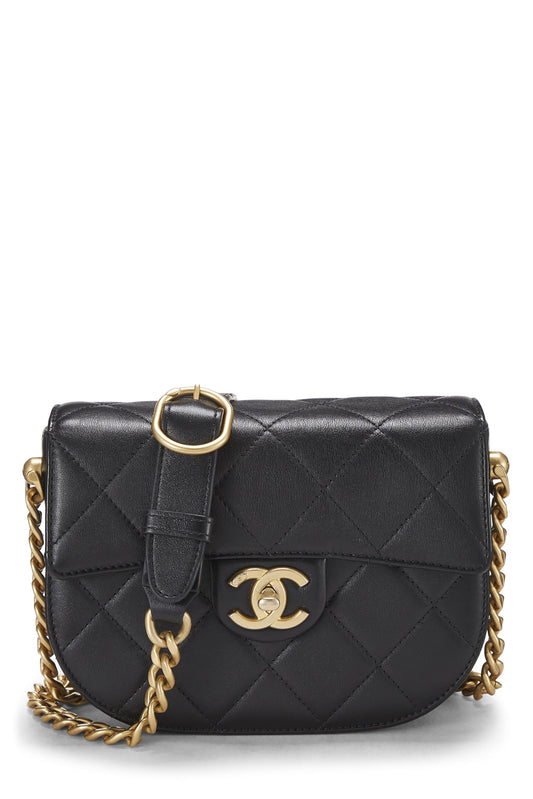 Chanel, Mini bandolera con solapa de luna y piel de becerro negra Pre-Loved, Negro