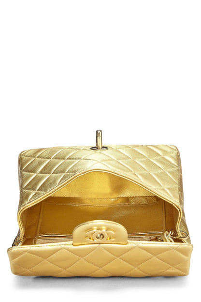 Chanel, Bolso cuadrado con solapa y piel de cordero acolchada en oro Pre-Loved, Dorado