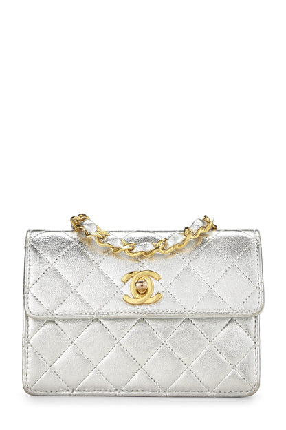 Chanel, sac à main à rabat en cuir d'agneau métallisé argenté d'occasion, micro, argent