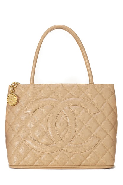 Chanel, sac fourre-tout matelassé à médaillon en caviar beige d'occasion, beige