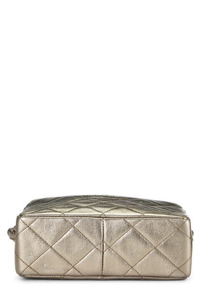 Chanel, Mini sac à bandoulière en cuir d'agneau matelassé métallisé doré d'occasion, doré