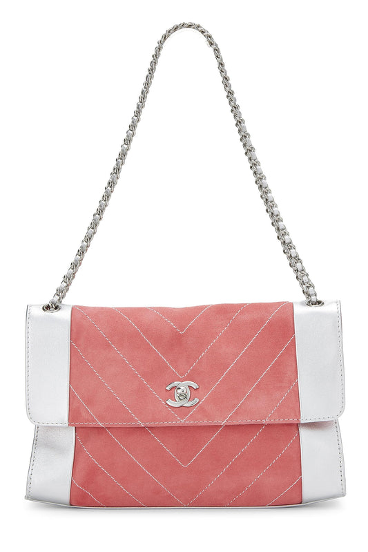 Chanel, sac à rabat Chevron Medium en daim rose et cuir argenté d'occasion, rose