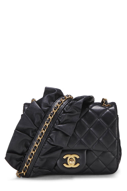 Chanel, Mini Mini con solapa cuadrada Romance acolchada de piel de cordero negra Pre-Loved, Negro